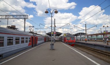 Moskova yolcu platformu (Savelovsky tren istasyonu)--trende biri dokuz ana tren istasyonları, Moskova, Rusya 