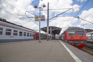Moskova yolcu platformu (Savelovsky tren istasyonu)--trende biri dokuz ana tren istasyonları, Moskova, Rusya 