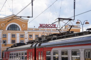 Moskova yolcu platformu (Savelovsky tren istasyonu)--trende biri dokuz ana tren istasyonları, Moskova, Rusya 
