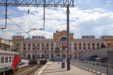 Moskova yolcu platformu (Savelovsky tren istasyonu)--trende biri dokuz ana tren istasyonları, Moskova, Rusya 