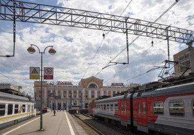 Moskova yolcu platformu (Savelovsky tren istasyonu)--trende biri dokuz ana tren istasyonları, Moskova, Rusya 