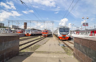 Moskova yolcu platformu (Savelovsky tren istasyonu)--trende biri dokuz ana tren istasyonları, Moskova, Rusya 