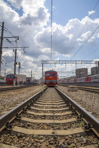 Train sur le quai des passagers de Moscou (gare Savelovsky) est l'une des neuf principales gares de Moscou, en Russie — Photo