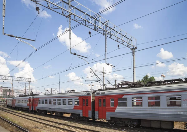 Train sur le quai des passagers de Moscou (gare Savelovsky) est l'une des neuf principales gares de Moscou, en Russie — Photo