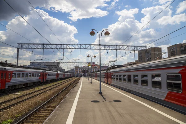 Train sur le quai des passagers de Moscou (gare Savelovsky) est l'une des neuf principales gares de Moscou, en Russie — Photo