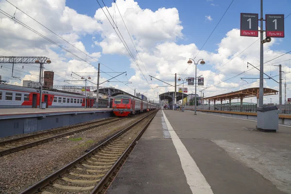 Pociąg na platformie pasażera Moskwa (dworca kolejowego Savelovsky)--jest jednym z dziewięciu głównych dworcach w Moskwie, Rosja — Zdjęcie stockowe
