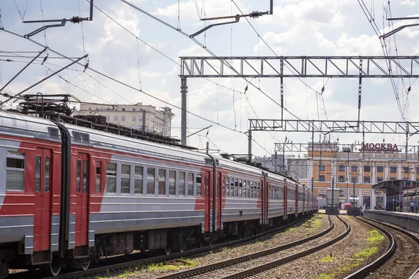 Treno sulla piattaforma passeggeri di Mosca (Savelovsky stazione ferroviaria) -- è una delle nove stazioni ferroviarie principali a Mosca, Russia — Foto Stock