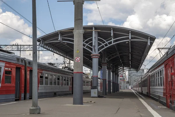 Train sur le quai des passagers de Moscou (gare Savelovsky) est l'une des neuf principales gares de Moscou, en Russie — Photo