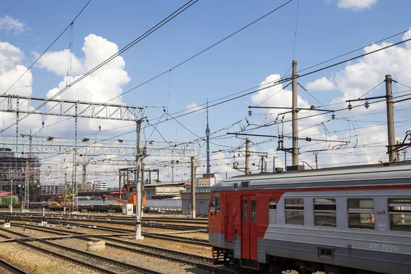 Train sur le quai des passagers de Moscou (gare Savelovsky) est l'une des neuf principales gares de Moscou, en Russie — Photo