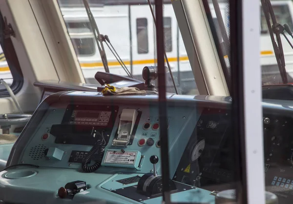 Interior de la cabina de control con paneles en el tren ruso — Foto de Stock