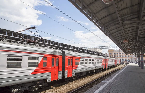 Train sur le quai des passagers de Moscou (gare Savelovsky) est l'une des neuf principales gares de Moscou, en Russie — Photo