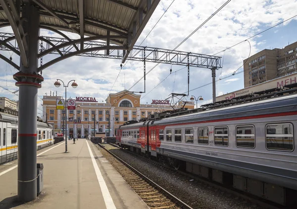 Поезд на Московской пассажирской платформе (Савеловский вокзал) - - один из девяти главных железнодорожных вокзалов Москвы, Россия — стоковое фото