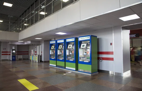 La máquina expendedora. Savelovsky estación de tren (Savyolovsky, Savyolovskiy, Savyolovsky o Savelovskiy) es una de las nueve principales estaciones de tren en Moscú, Rusia — Foto de Stock