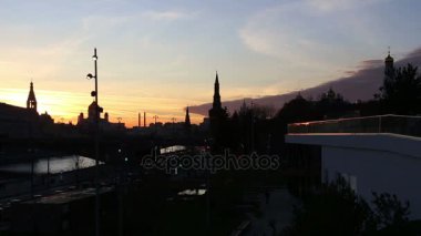 Moskova Kremlin (gece)--görüntülemek yeni Zaryadye Parkı, Moskova, Rusya Red Square yakınındaki Şehir Parkı  