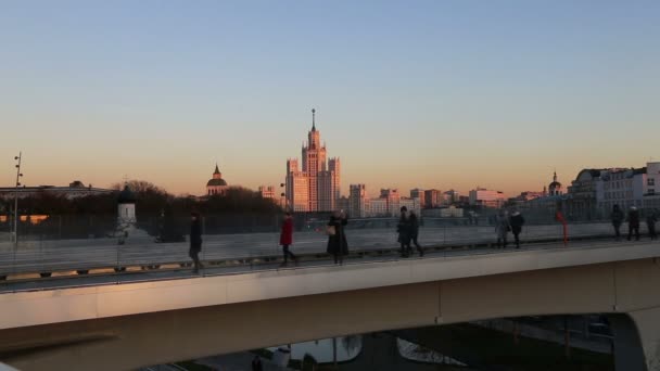 Zaryadye Bridge park (gece) Moskvoretskaya setin Moscow City, Rusya, Moskova Nehri üzerinde yüzer. Parkta 9 Eylül 2017 açıldı — Stok video