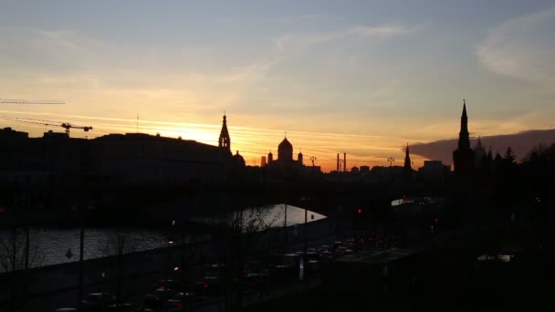 新しい Zaryadye 公園、都市公園、ロシアのモスクワの赤の広場の近くにあるから (夜) - モスクワのクレムリンを表示します。 — ストック動画