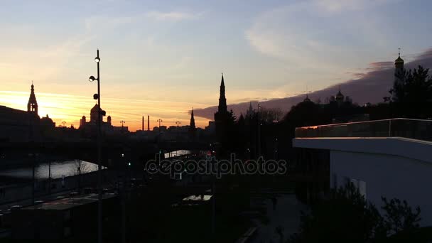 Moscú Kremlin (en la noche) -- vista desde el nuevo Parque Zaryadye, parque urbano situado cerca de la Plaza Roja en Moscú, Rusia — Vídeos de Stock