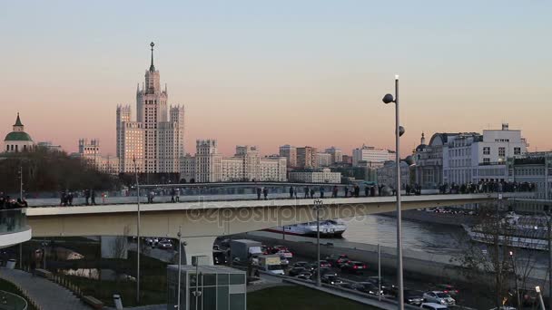 Plovoucí most Zaryadye park (v noci) na Moskvoretskaya nábřeží řeky Moskva v Moskva, Rusko. Park byl slavnostně otevřen na 9 září 2017 — Stock video