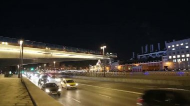 Zaryadye Bridge park (gece) Moskvoretskaya setin Moscow City, Rusya, Moskova Nehri üzerinde yüzer. Parkta 9 Eylül 2017 açıldı  
