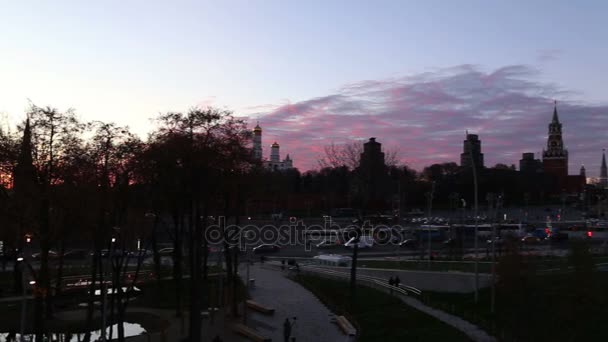 Mosca Cremlino (di notte) -vista dal nuovo parco Zaryadye, parco urbano situato vicino a Piazza Rossa a Mosca, Russia — Video Stock