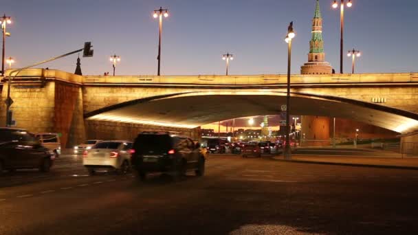 El puente grande Moskvoretsky (por la noche) en Moscú, Rusia — Vídeos de Stock