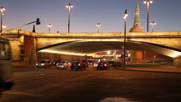 El puente grande Moskvoretsky (por la noche) en Moscú, Rusia — Vídeos de Stock