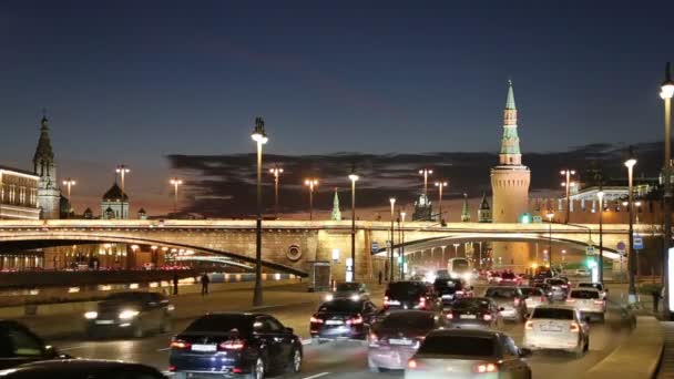 Tráfico nocturno en el Embankment Moskvoretskaya cerca del parque Zaryadye en Moscú, Rusia — Vídeos de Stock
