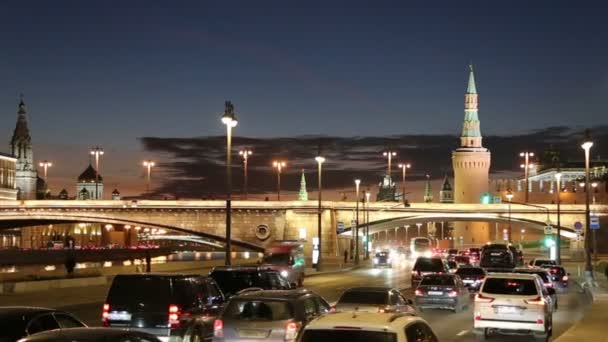 Tráfico nocturno en el Embankment Moskvoretskaya cerca del parque Zaryadye en Moscú, Rusia — Vídeos de Stock