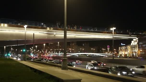 Ponte flutuante do parque de Zaryadye (à noite) em Moskvoretskaya Embankment de Rio de Moskva na cidade de Moscou, a Rússia. O parque foi inaugurado em 9 de setembro de 2017 — Vídeo de Stock