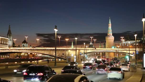 Tráfego noturno no Moskvoretskaya Embankment perto do parque Zaryadye em Moscou, Rússia — Vídeo de Stock