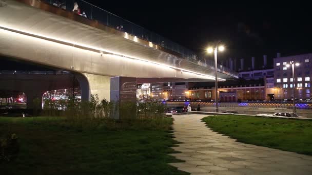 Schwimmende Brücke des zaryadye Parks (nachts) auf dem moskvoretskaya Damm des moskva Flusses in moskau Stadt, Russland. Der Park wurde am 9. September 2017 eingeweiht — Stockvideo