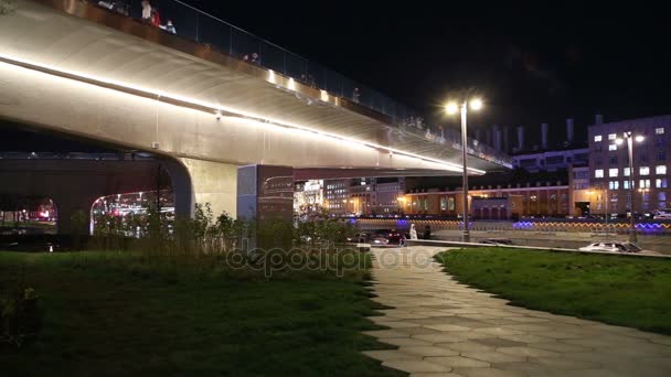 Drijvende brug van Zaryadye park (in de nacht) op Moskvoretskaya dijk van de rivier Moskva in stad van Moskou, Rusland. Het park werd ingehuldigd op 9 September 2017 — Stockvideo