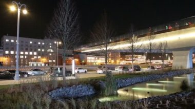 Zaryadye Bridge park (gece) Moskvoretskaya setin Moscow City, Rusya, Moskova Nehri üzerinde yüzer. Parkta 9 Eylül 2017 açıldı  
