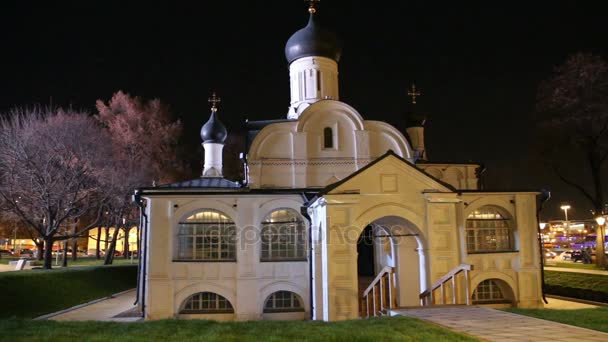 Iglesia de la concepción de Santa Ana (de noche) - vista desde el moderno parque Zaryadye en Moscú, Rusia. Parque urbano situado cerca de Plaza Roja — Vídeos de Stock