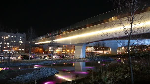 Schwimmende Brücke des zaryadye Parks (nachts) auf dem moskvoretskaya Damm des moskva Flusses in moskau Stadt, Russland. Der Park wurde am 9. September 2017 eingeweiht — Stockvideo