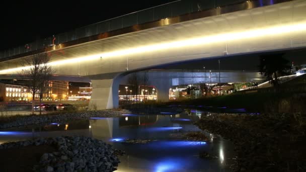 Puente flotante del parque Zaryadye (por la noche) en Moskvoretskaya Embankment del río Moskva en la ciudad de Moscú, Rusia. El parque fue inaugurado el 9 de septiembre de 2017 — Vídeos de Stock