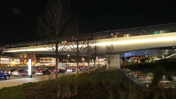 Puente flotante del parque Zaryadye (por la noche) en Moskvoretskaya Embankment del río Moskva en la ciudad de Moscú, Rusia. El parque fue inaugurado el 9 de septiembre de 2017 — Vídeos de Stock