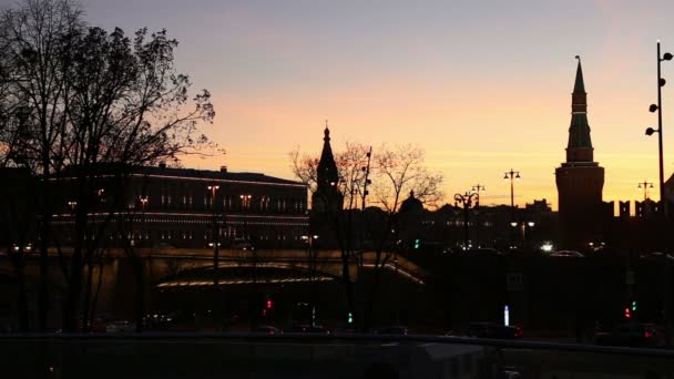 Moscou Kremlin (à noite) -vista do novo Parque Zaryadye, parque urbano localizado perto da Praça Vermelha em Moscou, Rússia — Vídeo de Stock