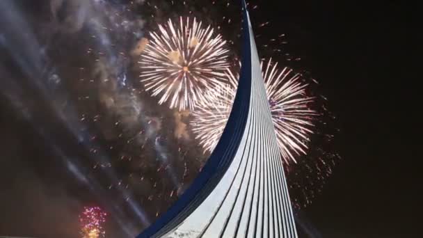 Conquistatori di spazio Monumento nel parco all'aperto del museo Cosmonautica e fuochi d'artificio, vicino al centro espositivo VDNK, Mosca, Russia — Video Stock