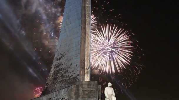 Conquerors of Space Monument in the park outdoors of Cosmonautics museum and fireworks, near VDNK exhibition center, Moscow, Russia — Stock Video
