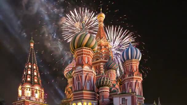 Kathedrale der Fürbitte der Allerheiligsten Theotokos auf dem Burggraben (Tempel des Basilikums der Seligen) und Feuerwerk, Roter Platz, Moskau, Russland — Stockvideo