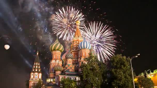Katedrála přímluvu z nejvíce svaté Panny Marie na příkop (chrám z bazalky požehnaný) a ohňostroje, Rudé náměstí, Moskva, Rusko — Stock video