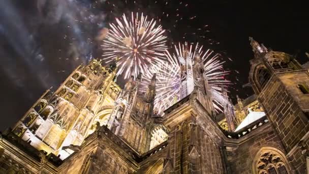 St. Vitus Cathedral (Roman Catholic cathedral ) and holiday fireworks — Stock Video