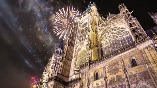 Catedral de San Vito (Catedral Católica Romana) y fuegos artificiales de vacaciones — Vídeo de stock