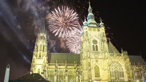 St. Vitus Cathedral (rooms-katholieke kathedraal) en vakantie vuurwerk — Stockvideo