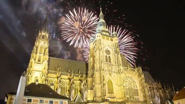 St. Vitus-Kathedrale (römisch-katholische Kathedrale) und Feiertagsfeuerwerk — Stockvideo