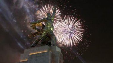 Ünlü Sovyet anıt Rabochiy ben Kolkhoznitsa (işçi ve Kolhoz kadın ya da işçi ve toplu çiftçi) heykeltıraş Vera Mukhina ve Fireworks uygulamasında, Moskova, Rusya Federasyonu. 1937 yılında yapılan  