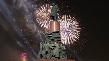 Anıt görünümünü ot Vladimir Lenin (1985, heykeltıraş Kerbel ve mimar Makarevich) ve Fireworks uygulamasında, Moskova şehir merkezi (Kaluzhskaya Meydanı), Rusya Federasyonu. Popüler Simgesel Yapı  