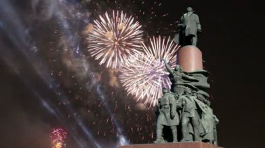 Anıt görünümünü ot Vladimir Lenin (1985, heykeltıraş Kerbel ve mimar Makarevich) ve Fireworks uygulamasında, Moskova şehir merkezi (Kaluzhskaya Meydanı), Rusya Federasyonu. Popüler Simgesel Yapı  