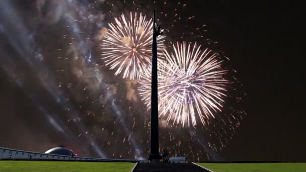 Kriegerdenkmal im Siegespark auf dem Poklonnaya-Hügel und Feuerwerk, Moskau, Russland. der Gedenkkomplex, der in Erinnerung an die während des großen patriotischen Krieges Gefallenen errichtet wurde — Stockvideo